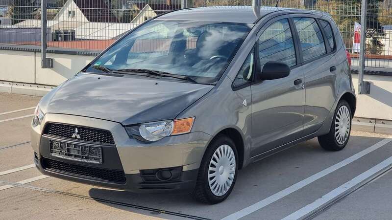 Brillantgrau (m) Gebraucht 2009 Mitsubishi Colt Inform Limousine | 3.999 € (Fairer Preis) - Bild 1/4