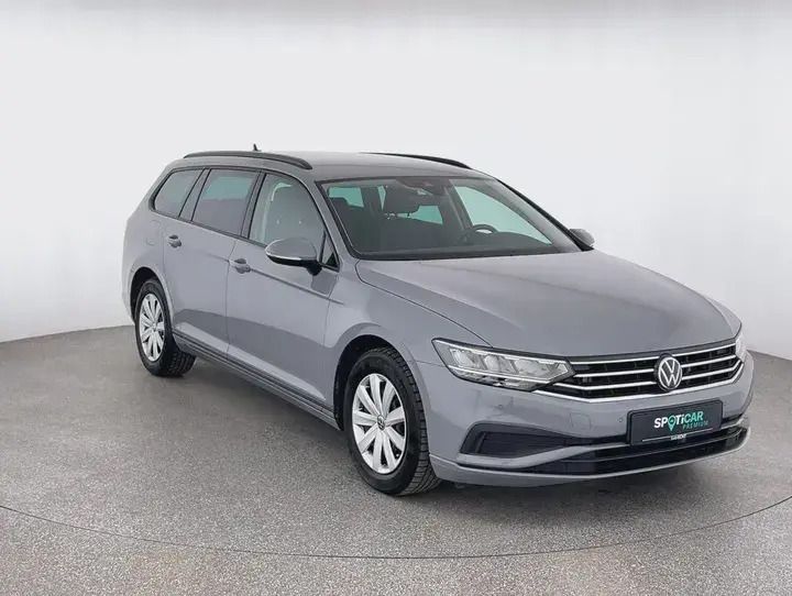 Gebraucht VW Passat Basis 150 PS (110 kW) 2022 Grau Kombi