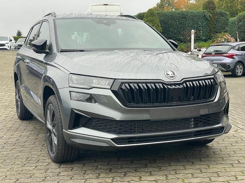 Neu Skoda Karoq SportLine 150 PS (110 kW) 2025 Grau SUV