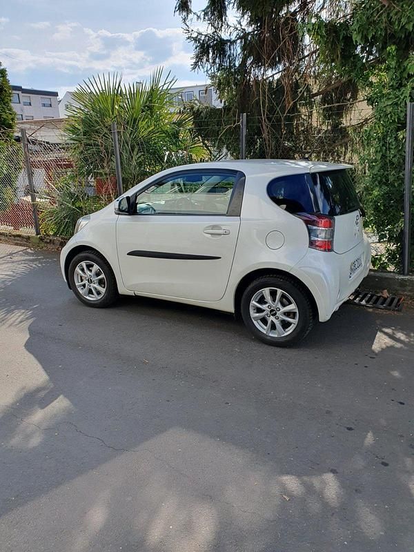 Weiß Gebraucht 2010 Toyota iQ Kleinwagen | 6.950 € (Fairer Preis) - Bild 1/4