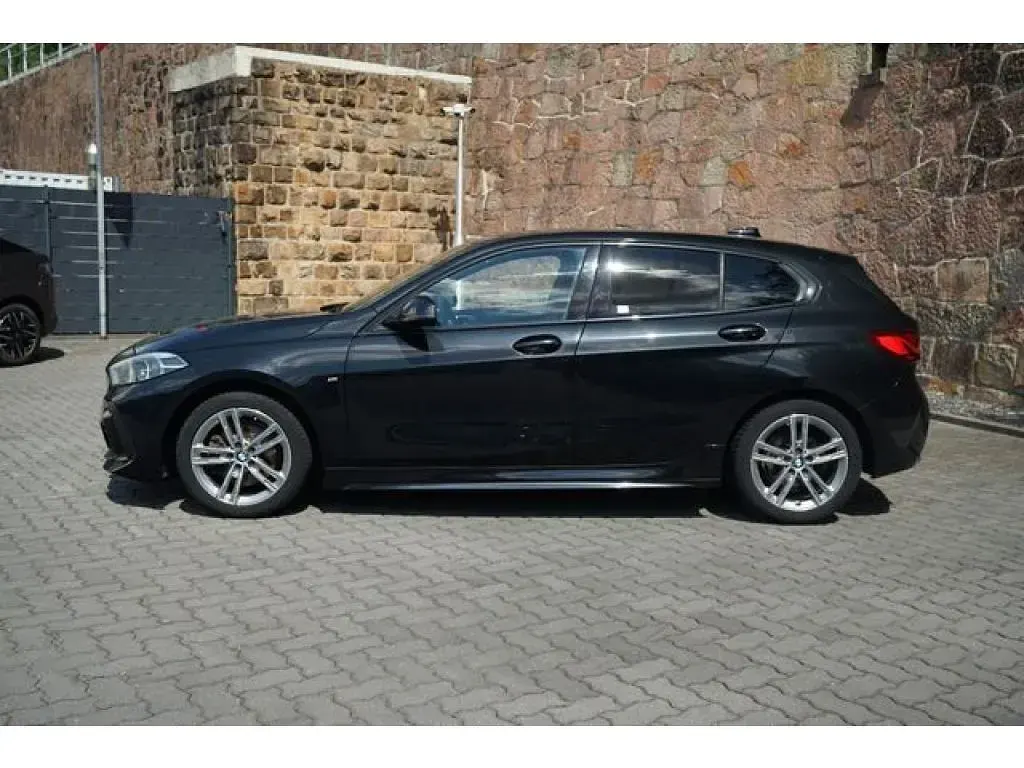Gebraucht BMW 118 M Sport 140 PS (102 kW) 2020 Black sapphire metallic (metallic) Limousine