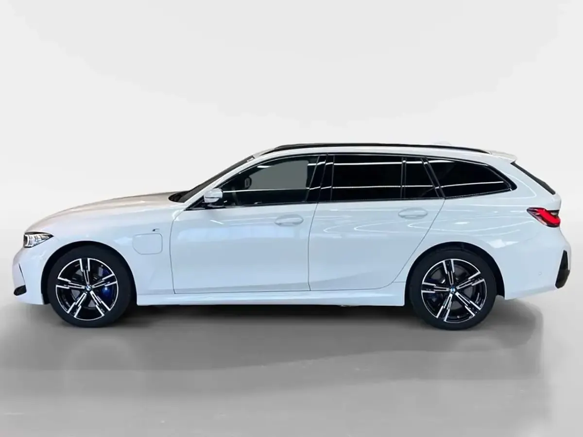 Gebraucht BMW 330e M Sport 292 PS (214 kW) 2025 Weiß Kombi