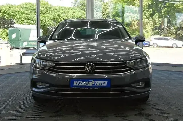 Gebraucht VW Passat 150 PS (110 kW) 2022 Grau Kombi