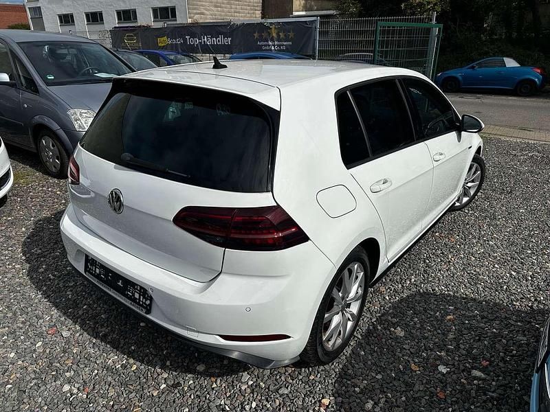 Gebraucht VW Golf VII Highline 150 PS (110 kW) 2019 Weiß Kleinwagen