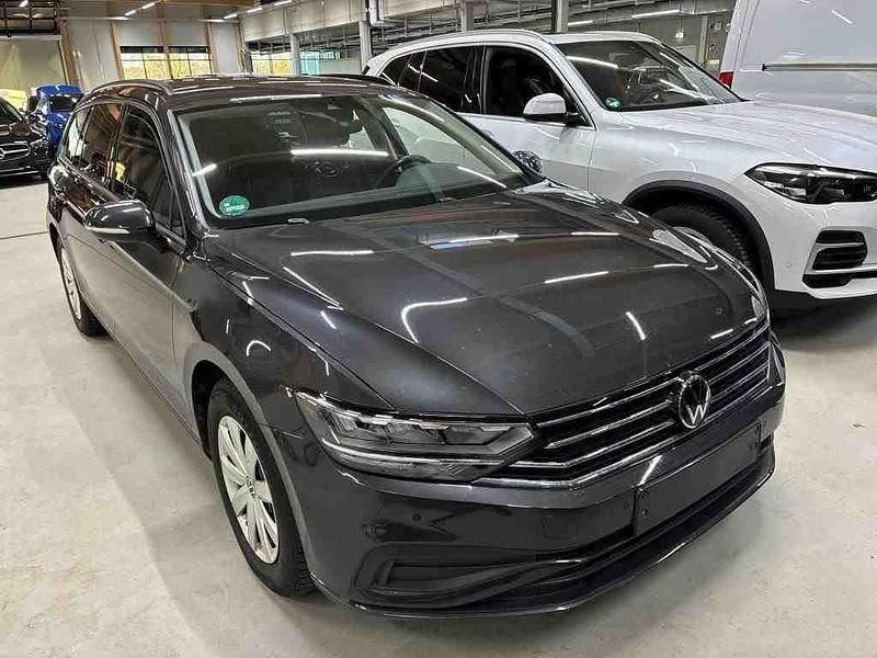 Gebraucht VW Passat 122 PS (89 kW) 2023 Grau Kombi