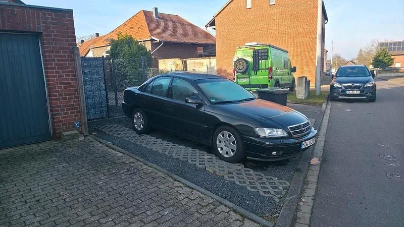 Schwarz Gebraucht 2000 Opel Omega Limousine | 2.950 € (Etwas zu teuer) - Bild 1/3