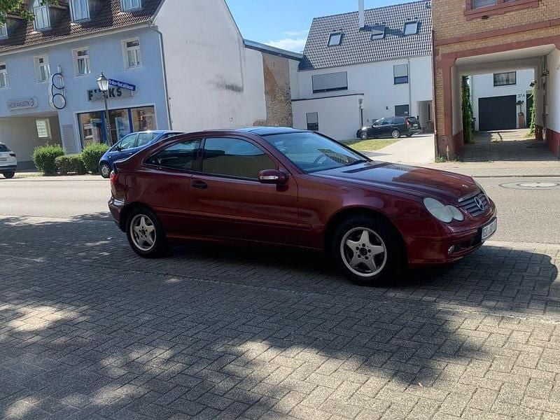 Rot Gebraucht 2001 Mercedes C180 Coupé | 1.550 € (Fairer Preis) - Bild 1/4