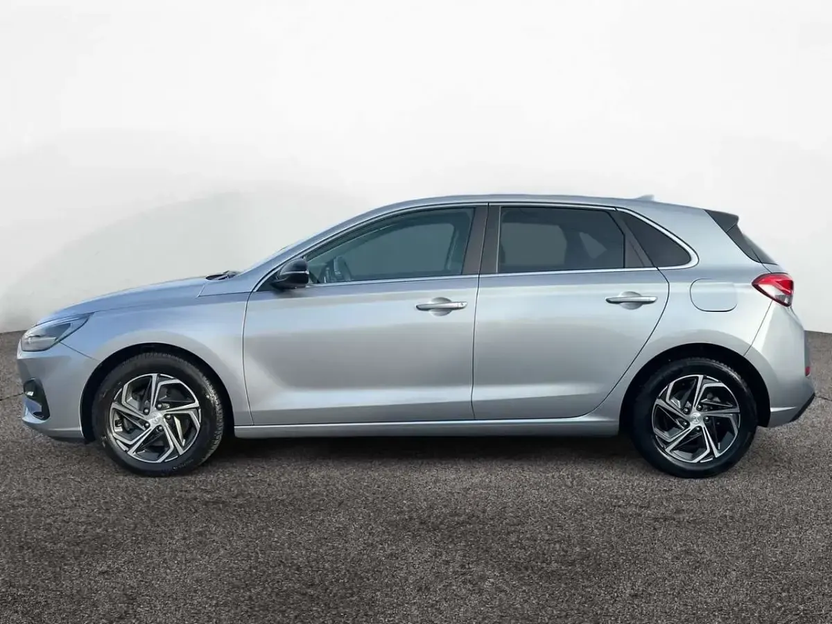 Gebraucht Hyundai i30 120 PS (88 kW) 2024 Shimmering silver Limousine