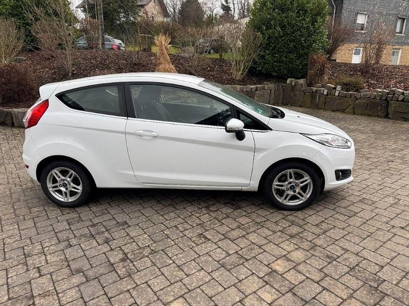 Gebraucht Ford Fiesta Individual 95 PS (69 kW) 2014 Weiß Kleinwagen