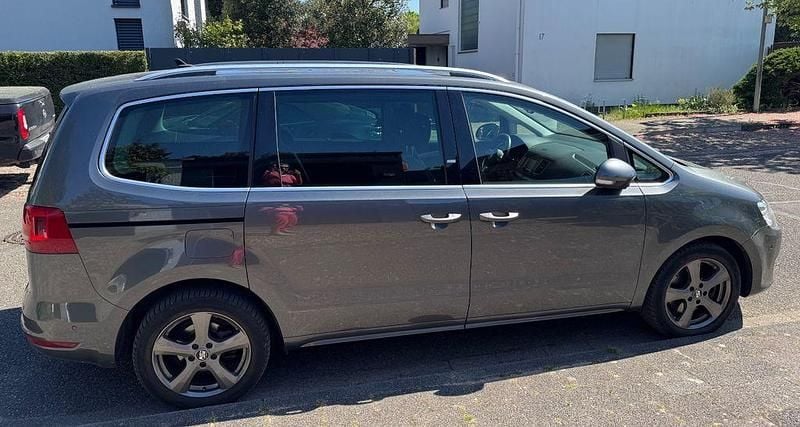 Second-hand VW Sharan 170 CP (125 kW) 2012 Gri Monovolum