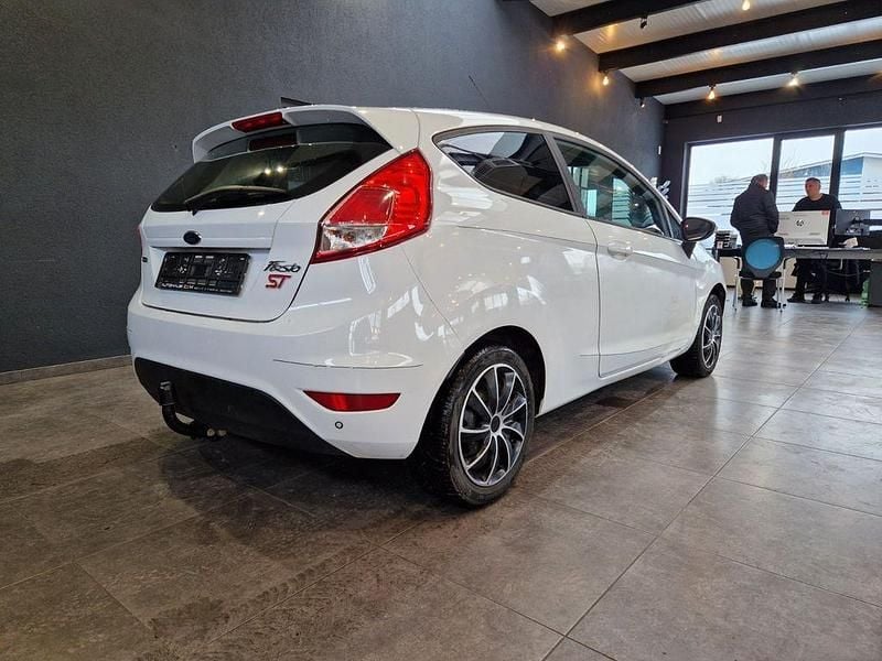 Gebraucht Ford Fiesta 101 PS (74 kW) 2014 Weiß Kleinwagen
