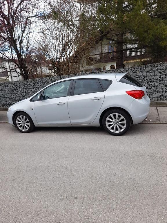 Gebraucht Opel Astra Edition 140 PS (102 kW) 2012 Silber Limousine