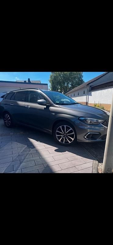 Grau Gebraucht 2016 Fiat Tipo Kombi | 8.200 € (Fairer Preis) - Bild 1/4