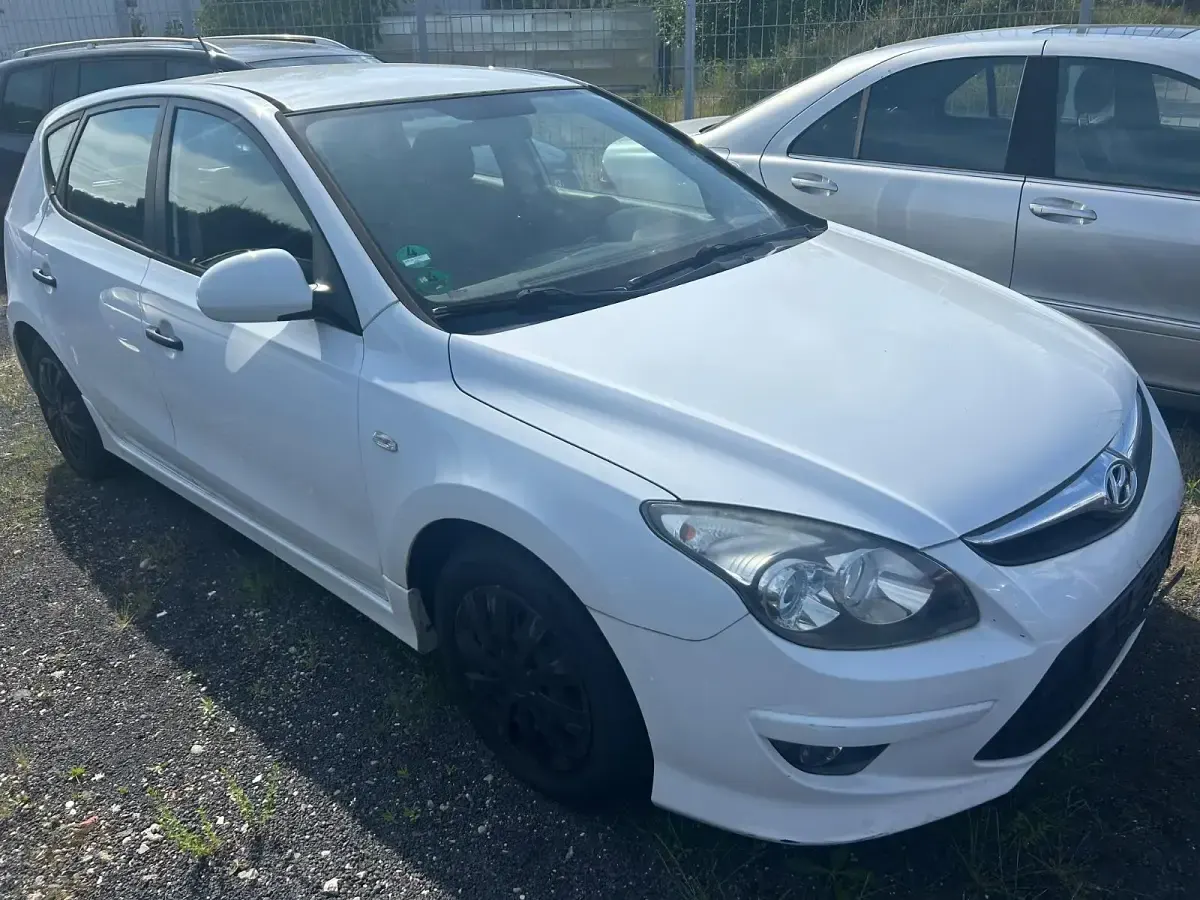 Gebraucht Hyundai i30 Edition 109 PS (80 kW) 2010 Weiß Limousine