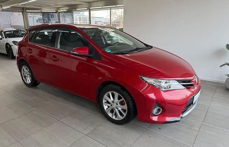 Rot Gebraucht 2012 Toyota Auris Edition Limousine | 5.990 € (Fairer Preis) - Bild 1/4