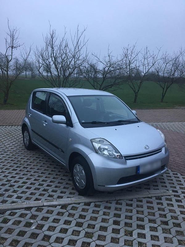 Silber Gebraucht 2007 Daihatsu Sirion Kleinwagen | 3.670 € (Teuer) - Bild 1/4