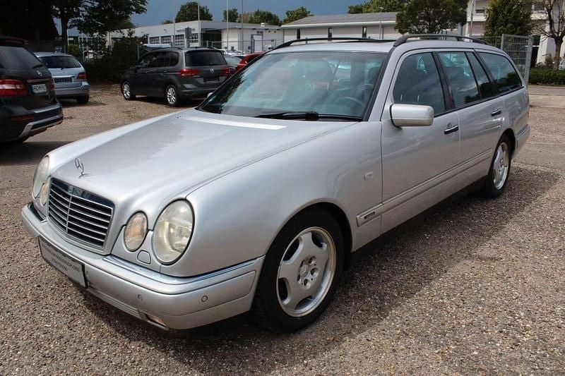 Silber Gebraucht 1997 Mercedes E230 Avantgarde Kombi | 2.795 € - Bild 1/4