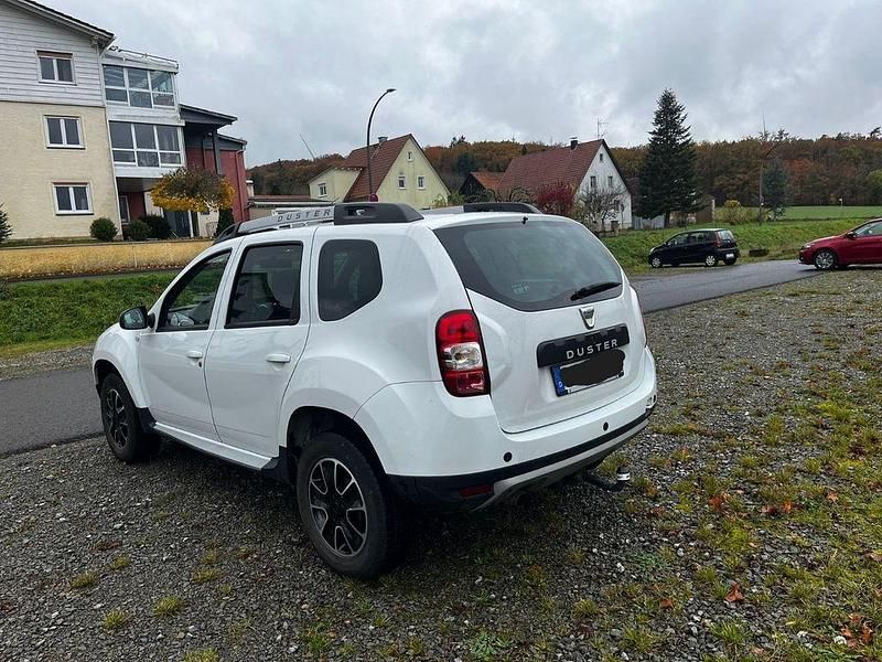 Weiß Gebraucht 2015 Dacia Duster Lauréate SUV | 6.444 € (Fairer Preis) - Bild 1/4