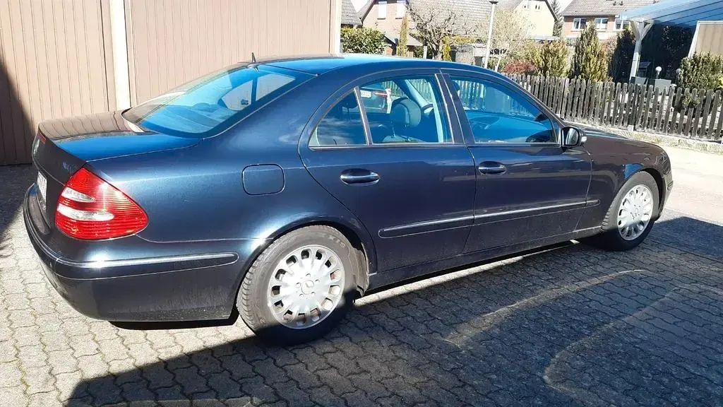 Gebraucht Mercedes E240 Elegance 177 PS (130 kW) 2003 Blau Limousine
