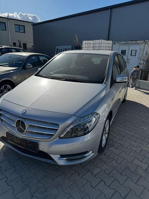 Gebraucht Mercedes B180 122 PS (89 kW) 2013 Silber Van / Kleinbus