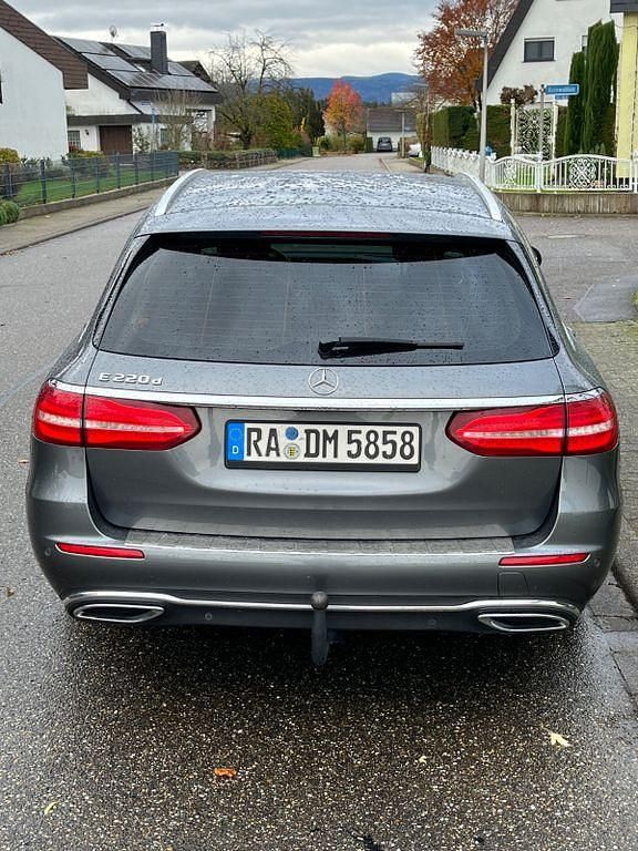 Grau Gebraucht 2016 Mercedes E220 Avantgarde Kombi | 18.499 € (Fairer Preis) - Bild 1/4
