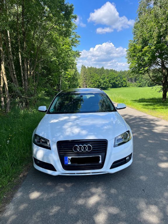 Weiß Gebraucht 2011 Audi A3 Sportback Limousine | 8.100 € (Fairer Preis) - Bild 1/4