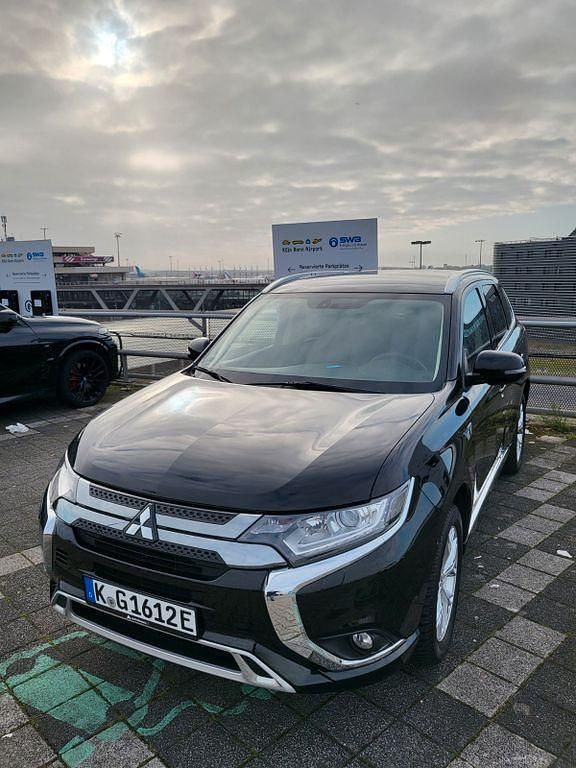 Schwarz Gebraucht 2019 Mitsubishi Outlander P-HEV SUV | 19.400 € (Fairer Preis) - Bild 1/4