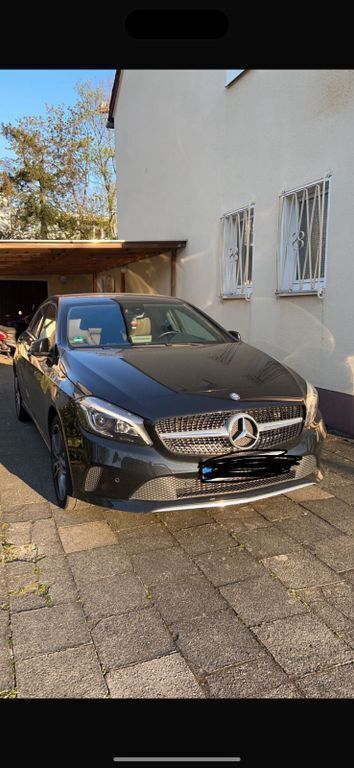 Schwarz Gebraucht 2017 Mercedes A250 Urban Limousine | 18.000 € - Bild 1/4