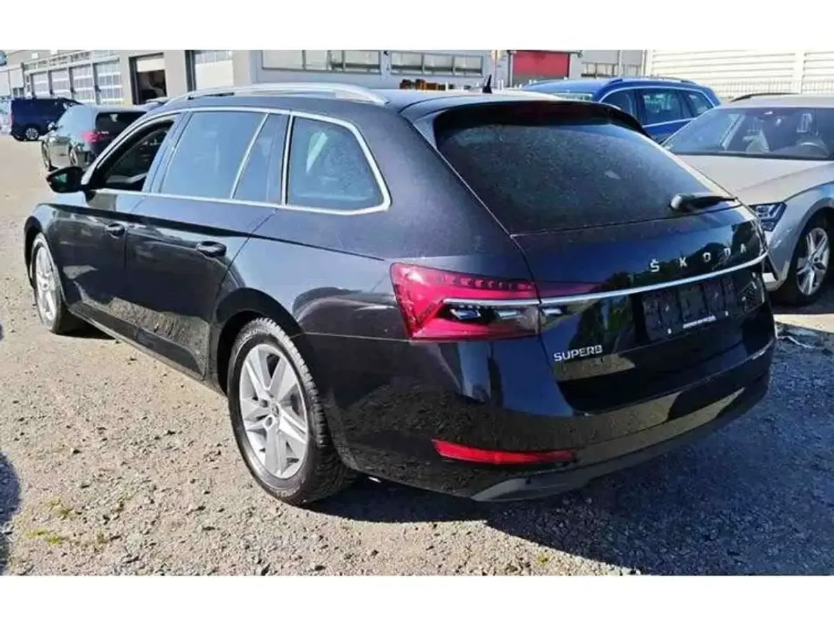 Używany Skoda Superb 200 KM (147 kW) 2023 Czarny Kombi