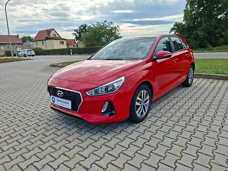 Rot Gebraucht 2018 Hyundai i30 Trend Limousine | 8.900 € (Fairer Preis) - Bild 1/4