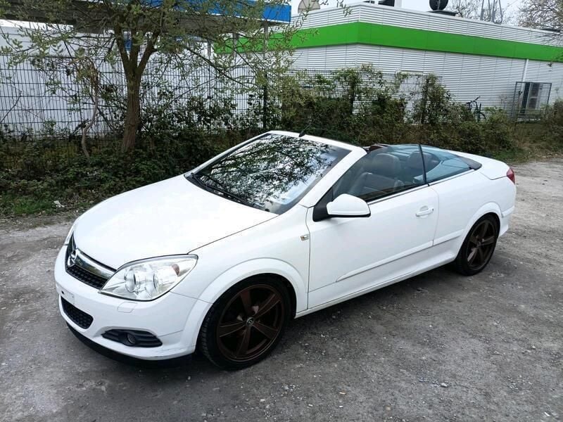 Weiß Gebraucht 2010 Opel Astra Cabriolet Cabrio | 3.950 € - Bild 1/4