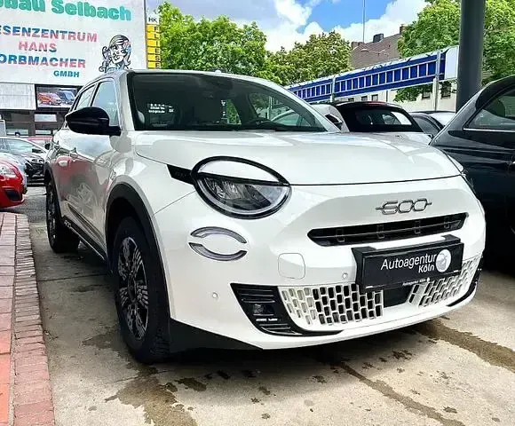 Gebraucht Fiat 600 Basis 101 PS (74 kW) 2024 Weiß SUV
