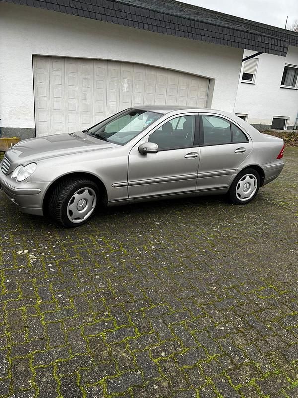 Grau Gebraucht 2004 Mercedes C240 Limousine | 4.900 € - Bild 1/4
