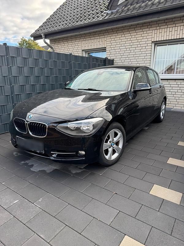 Schwarz Gebraucht 2014 BMW 120 Sport Line Kleinwagen | 8.900 € (Fairer Preis) - Bild 1/4