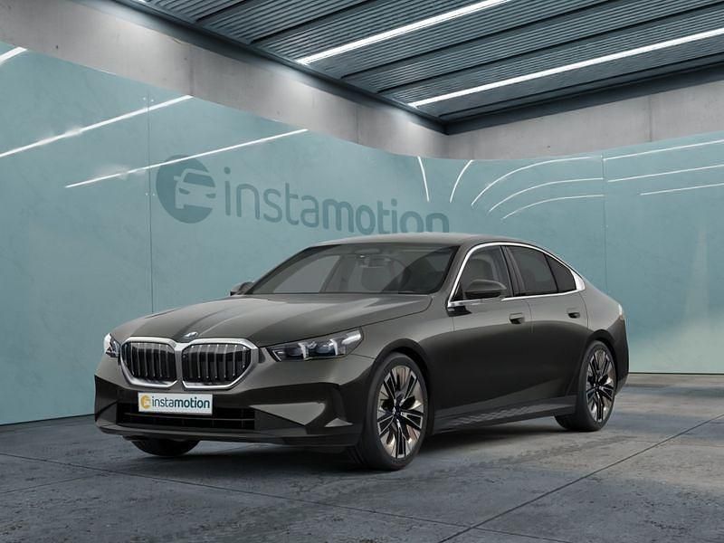 Grau Gebraucht 2024 BMW 520 M Sport Limousine | 51.799 € (Superpreis) - Bild 1/4