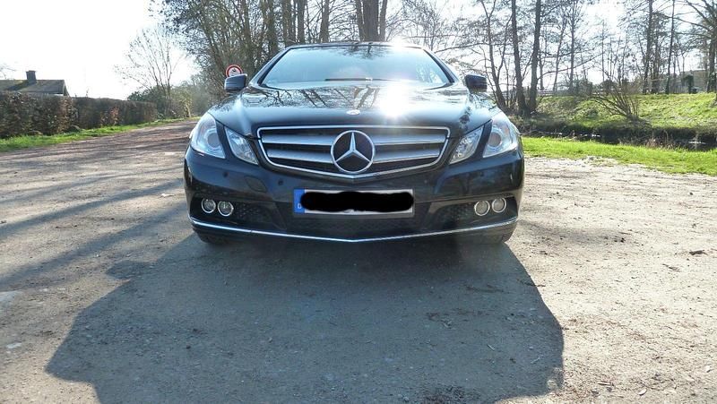 Gebraucht Mercedes E200 184 PS (135 kW) 2010 Schwarz Cabrio