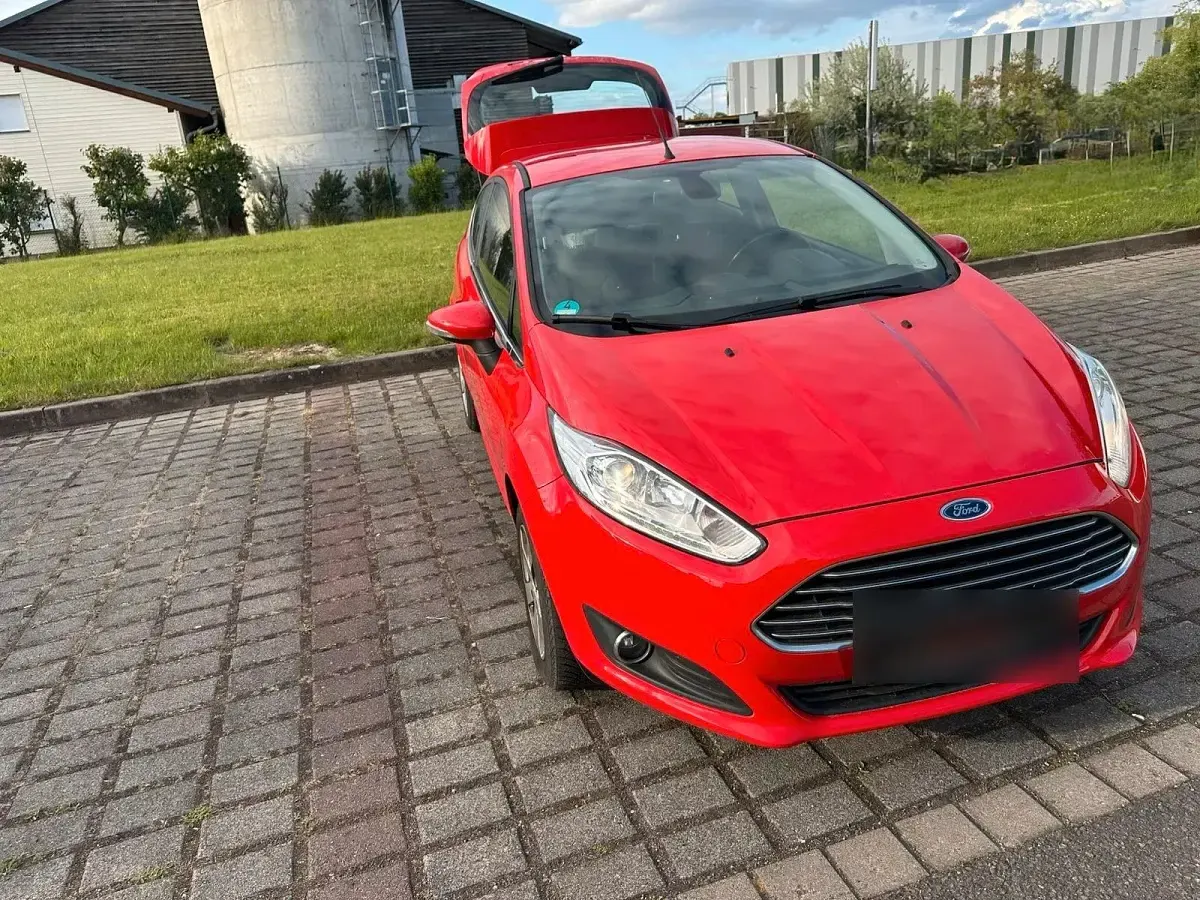 Gebraucht Ford Fiesta 75 PS (55 kW) 2013 Rot Kleinwagen