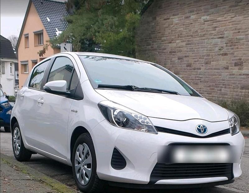Gebraucht Toyota Yaris Hybrid 75 PS (55 kW) 2013 Weiß Kleinwagen