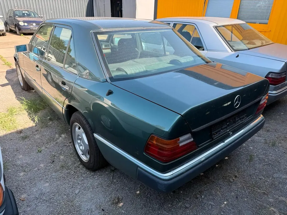 Gebraucht Mercedes E260 160 PS (117 kW) 1991 Grün Limousine
