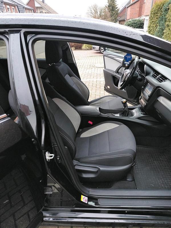 Gebraucht Toyota Avensis T2 143 PS (105 kW) 2016 Schwarz Kombi