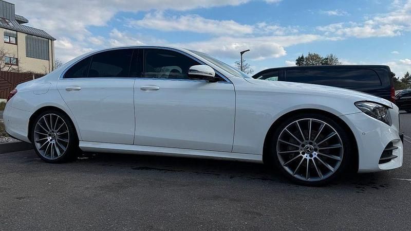 Gebraucht Mercedes E220 Avantgarde 194 PS (142 kW) 2016 Weiß Limousine