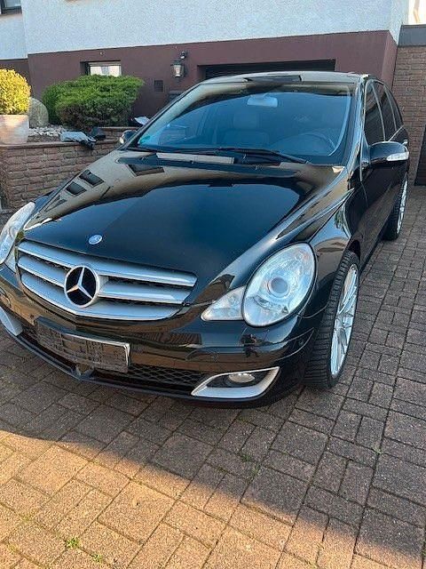 Schwarz Gebraucht 2006 Mercedes R500 Van / Kleinbus | 14.480 € - Bild 1/4