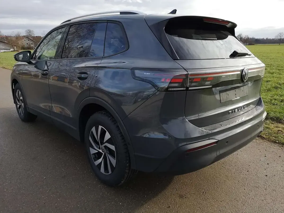 Neu VW Tiguan Life 150 PS (110 kW) 2025 Delfingrau metallic SUV
