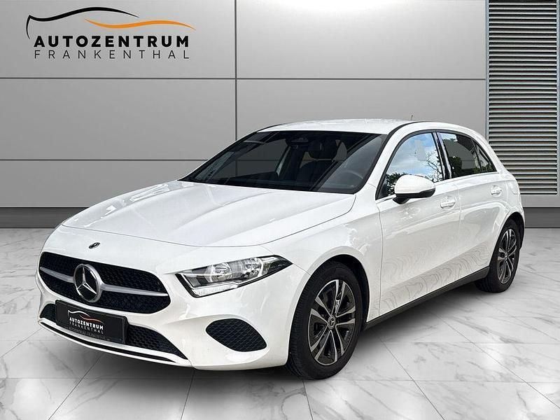 Weiß Gebraucht 2023 Mercedes A180 Limousine | 29.990 € (Teuer) - Bild 1/4