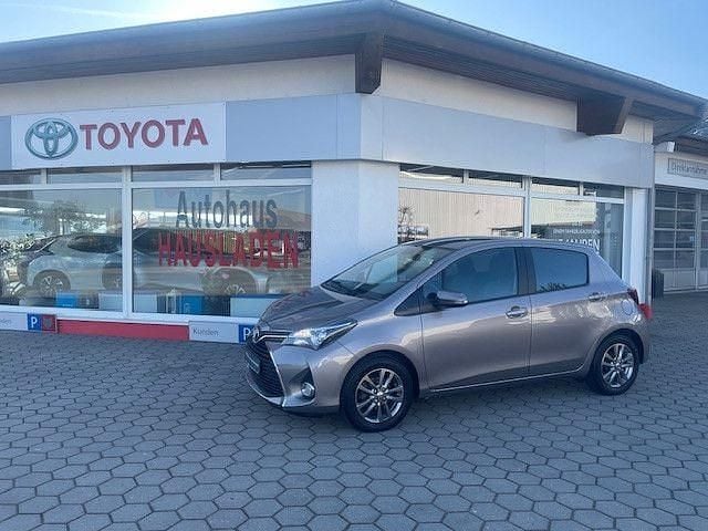 Grau Gebraucht 2015 Toyota Yaris Comfort Limousine | 7.990 € (Fairer Preis) - Bild 1/4