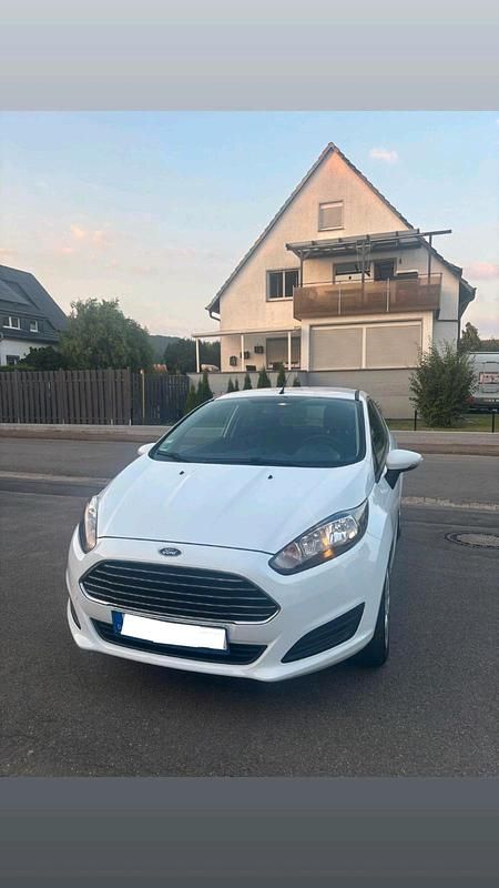 Weiß Gebraucht 2014 Ford Fiesta Trend Kleinwagen | 3.500 € (Guter Preis) - Bild 1/4