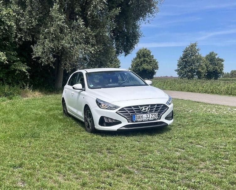 Weiß Gebraucht 2021 Hyundai i30 Trend Limousine | 14.000 € (Guter Preis) - Bild 1/4