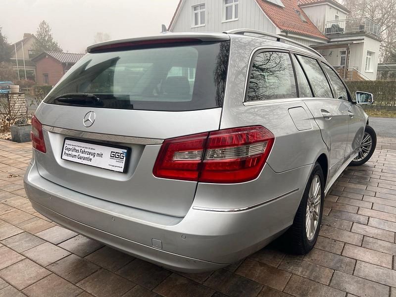 Gebraucht Mercedes E220 Elegance 170 PS (125 kW) 2011 Silber Kombi