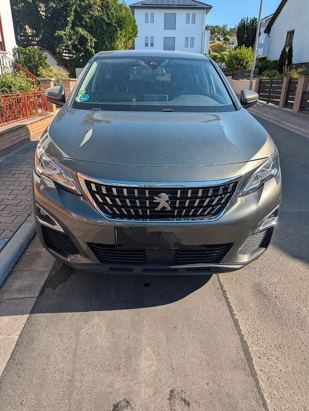 Grün Gebraucht 2020 Peugeot 5008 Allure Van / Kleinbus | 11.999 € (Fairer Preis) - Bild 1/4