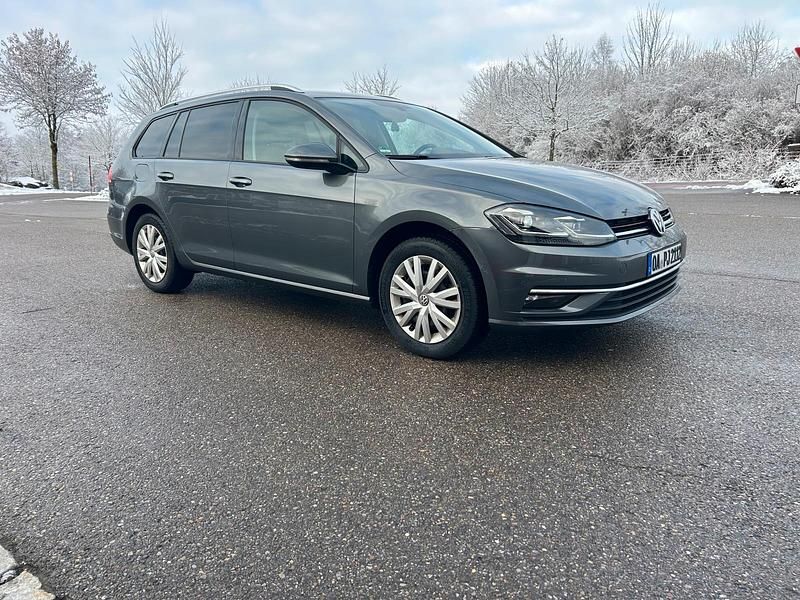 Grau Gebraucht 2018 VW Golf VII Kombi | 16.499 € (Fairer Preis) - Bild 1/4